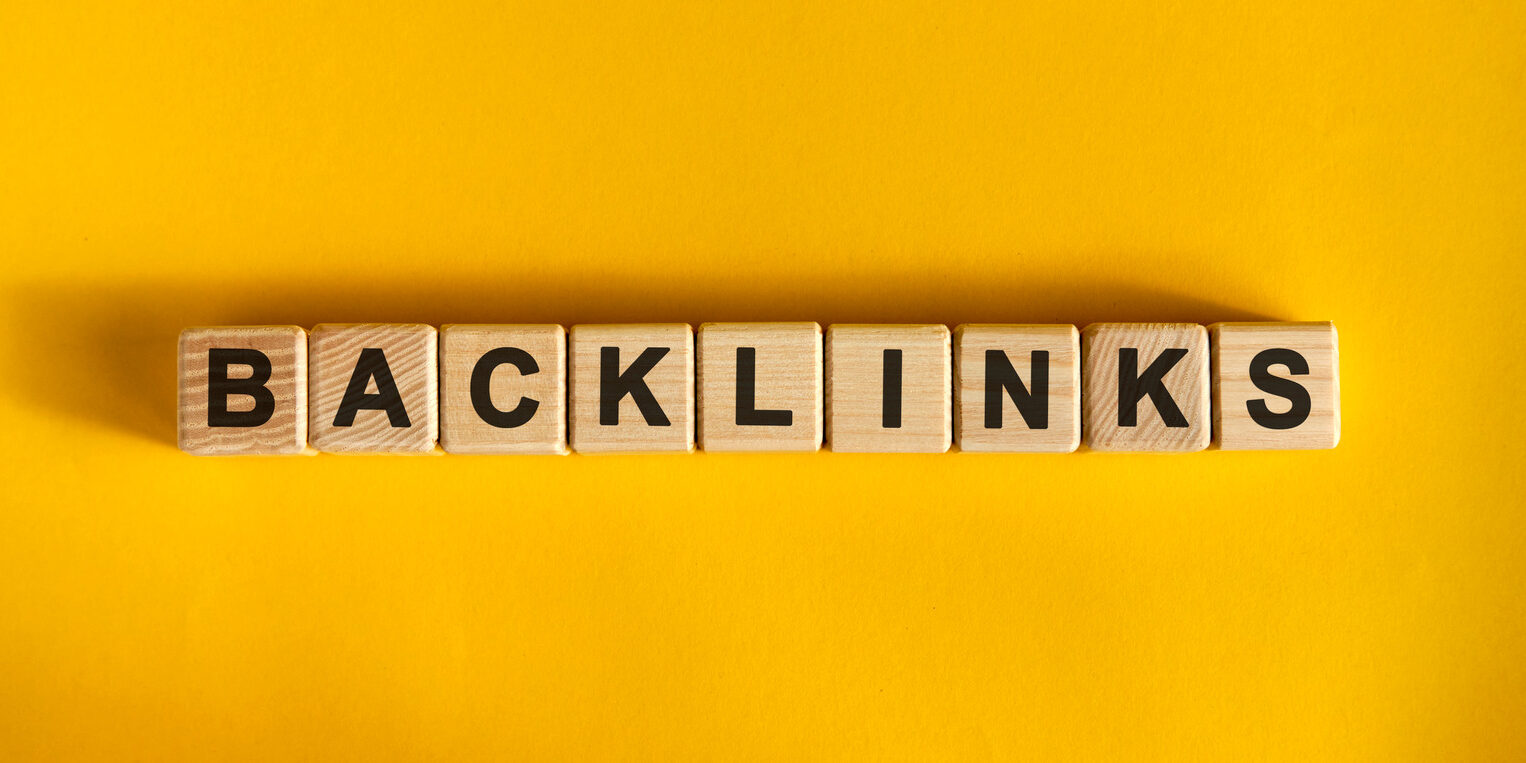 Backlinks word cube on a yellow background. Seo concept. Pourquoi et comment faire des backlinks
