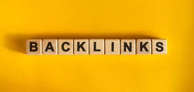 Backlinks word cube on a yellow background. Seo concept. Pourquoi et comment faire des backlinks